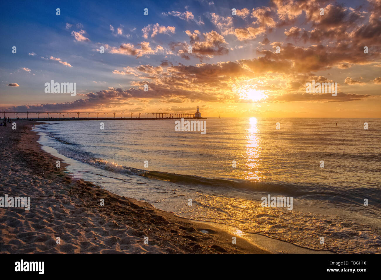 Tramonto mozzafiato con drammatica nuvole sopra il Michigan City East Pierhead Lighthouse, Washington Park Beach, Michigan City, Indiana Foto Stock