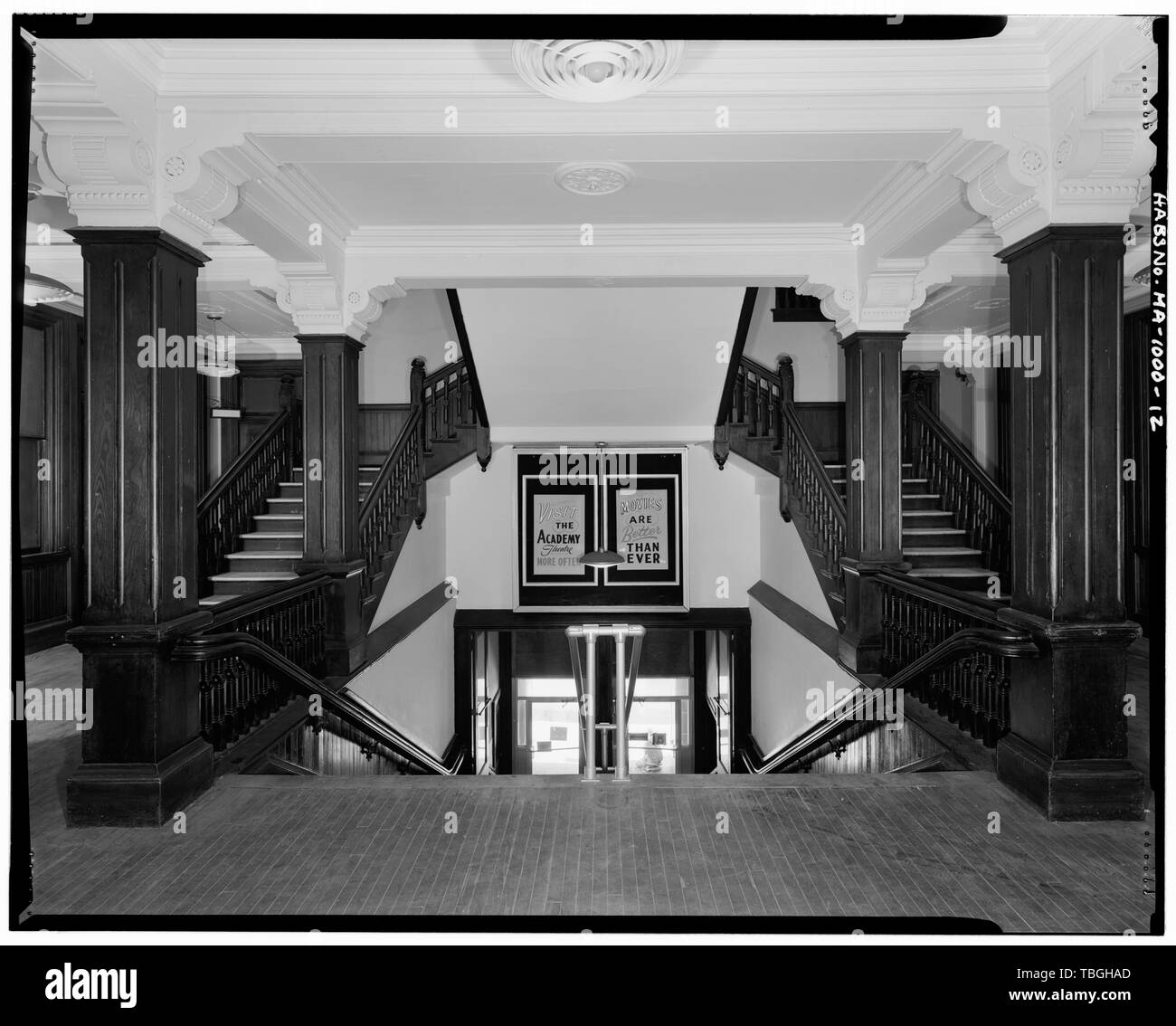 Scala principale e ingresso dalla strada, vista guardando ad ovest dall'entrata interna Academy Building, 68114 South Main Street, Fall River, Bristol County, MA Hartwell e Swasey Borden, Nathaniel B Foto Stock