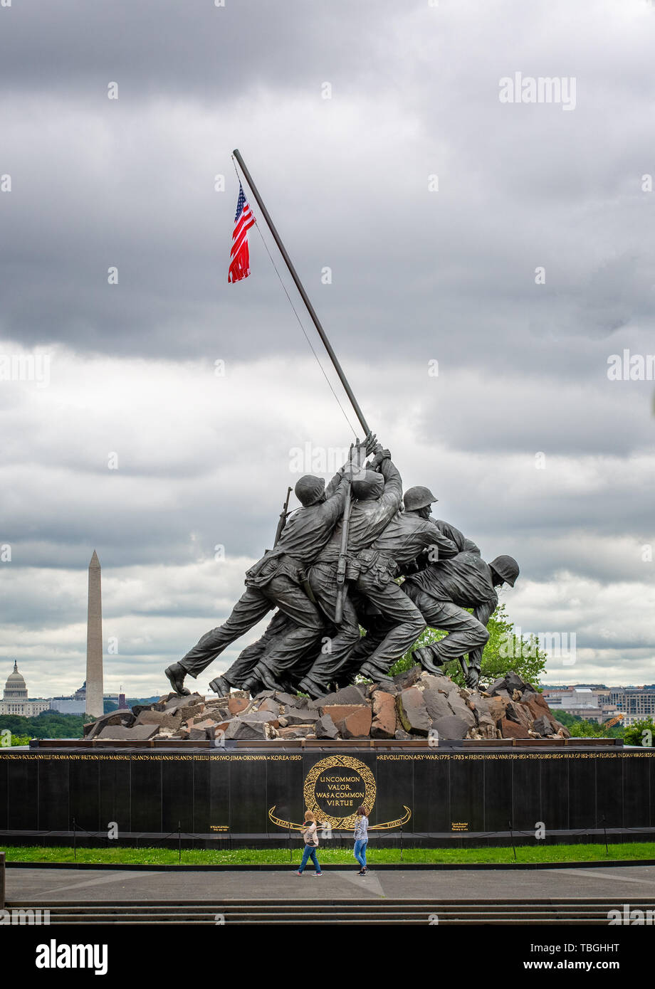 Stati Uniti Marine Corp War Memorial raffigurante la piantagione di bandiera su Iwo Jima nella seconda guerra mondiale con Washington Memorial e Capitol Building in background in Arli Foto Stock