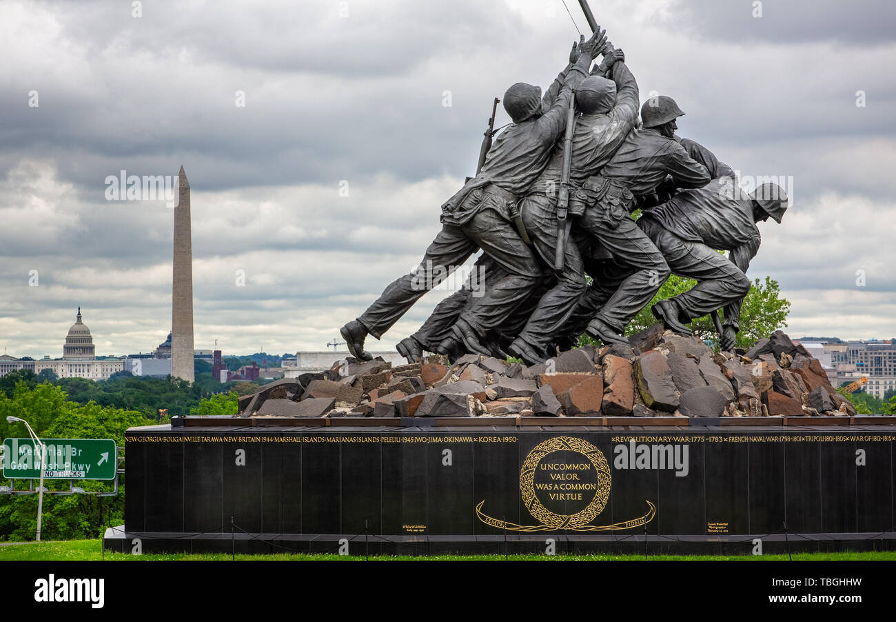 Stati Uniti Marine Corp War Memorial raffigurante la piantagione di bandiera su Iwo Jima nella seconda guerra mondiale con Washington Memorial e Capitol Building in background in Arli Foto Stock