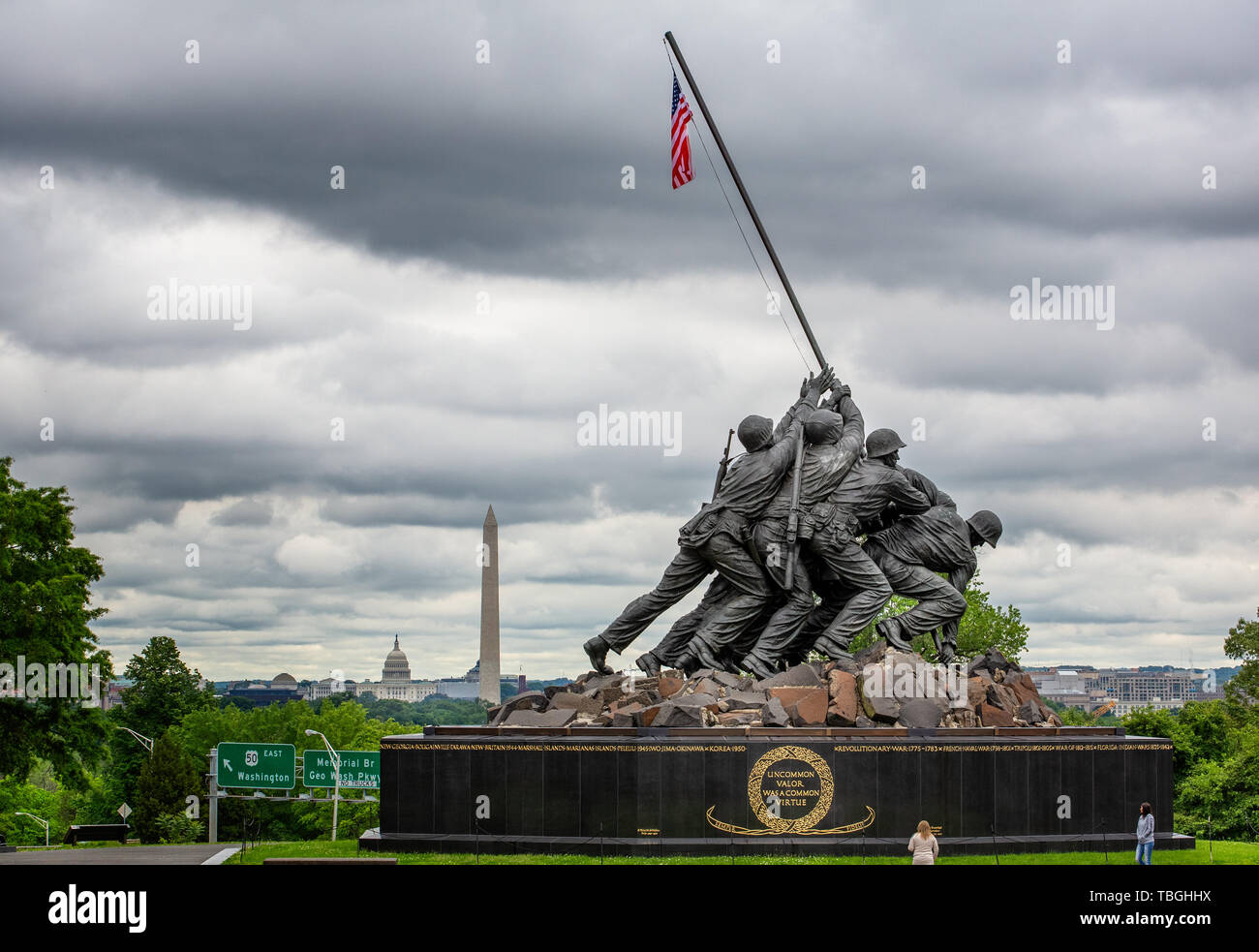 Stati Uniti Marine Corp War Memorial raffigurante la piantagione di bandiera su Iwo Jima nella seconda guerra mondiale con Washington Memorial e Capitol Building in background in Arli Foto Stock
