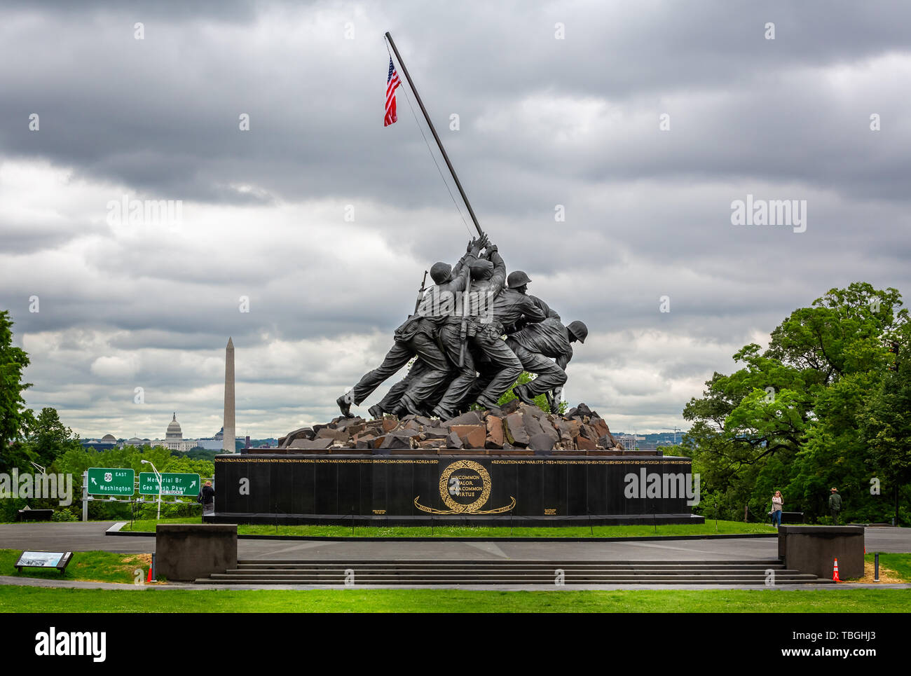 Stati Uniti Marine Corp War Memorial raffigurante la piantagione di bandiera su Iwo Jima nella seconda guerra mondiale con Washington Memorial e Capitol Building in background in Arli Foto Stock