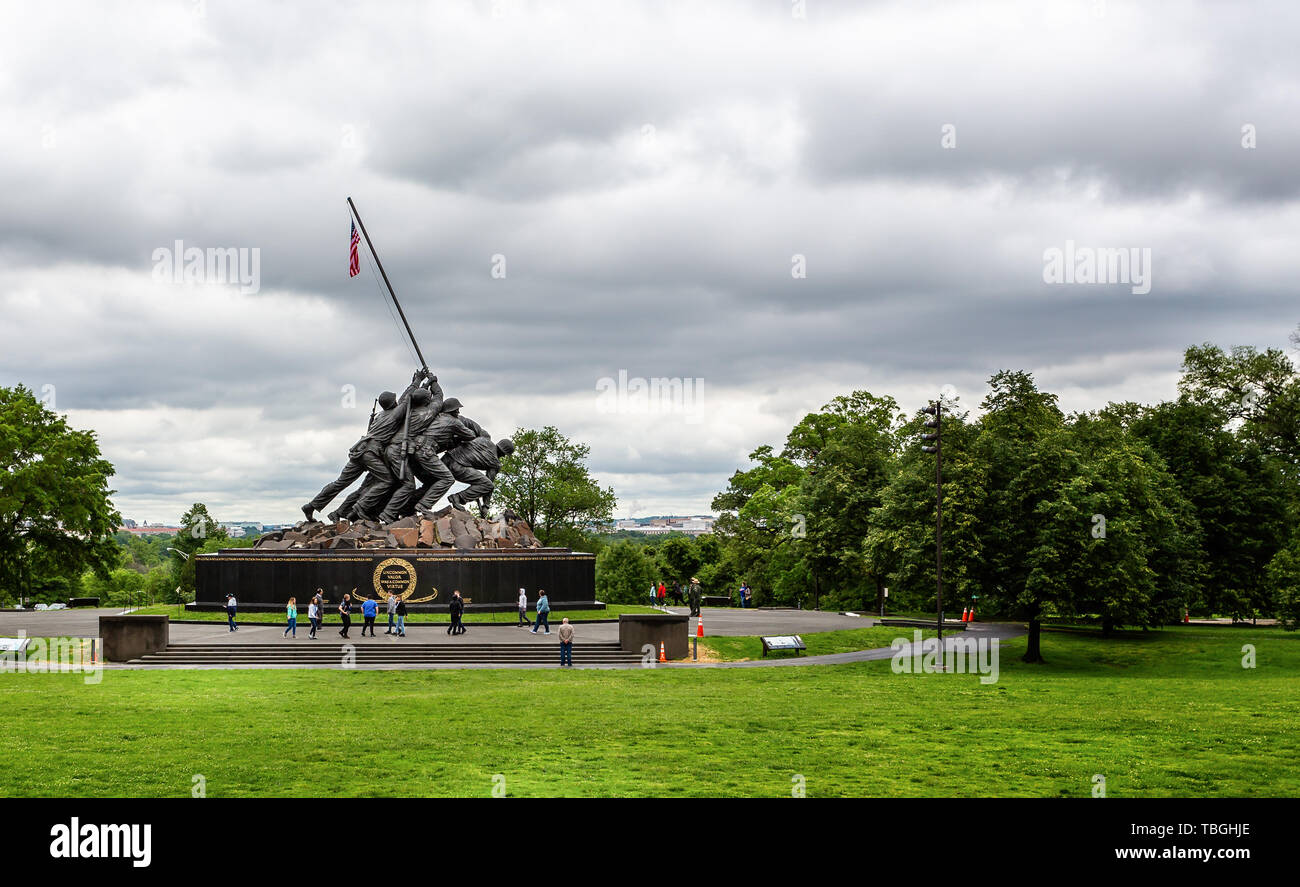 Stati Uniti Marine Corp War Memorial raffigurante la piantagione di bandiera su Iwo Jima in WWII in Arlington, Virginia, Stati Uniti d'America il 13 maggio 2019 Foto Stock