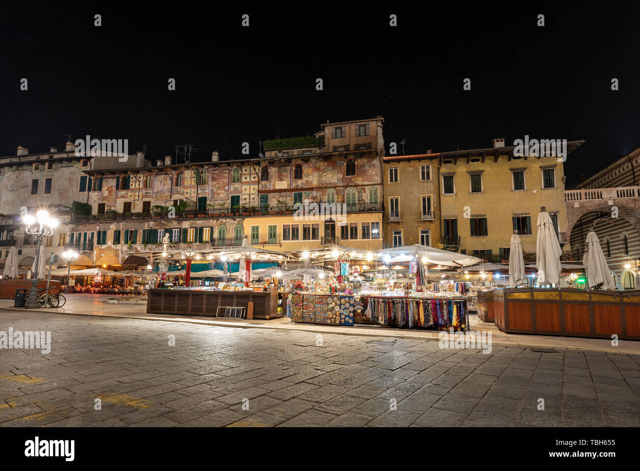 Piazza delle Erbe di notte, è la piazza più antica di Verona nonché patrimonio dell'UNESCO, Veneto, Italia, Europa Foto Stock
