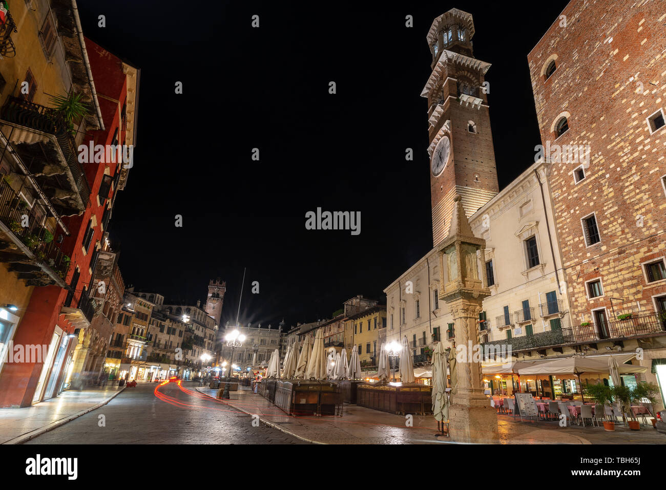 Piazza delle Erbe e la torre medievale (Torre dei Lamberti) di notte, è la piazza più antica di Verona nonché patrimonio dell'UNESCO, Veneto, Italia, Europa Foto Stock