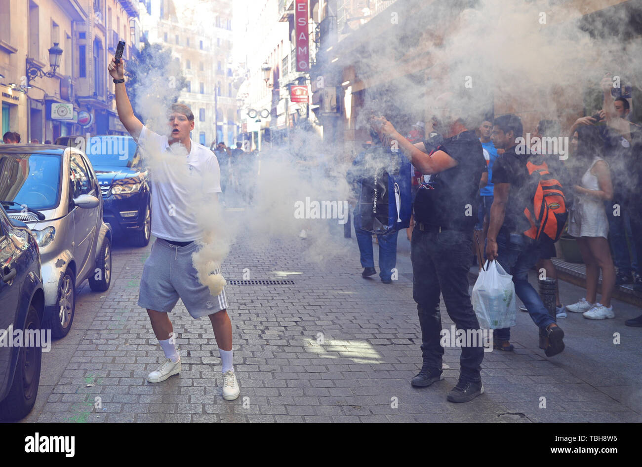 Un Tottenham sostenitore consente di una svasatura per le strade di Madrid, prima della finale di Champions League di Liverpool v Tottenham Hotspur a Wanda Metropolitan Stadium nella capitale spagnola il sabato notte. Foto Stock