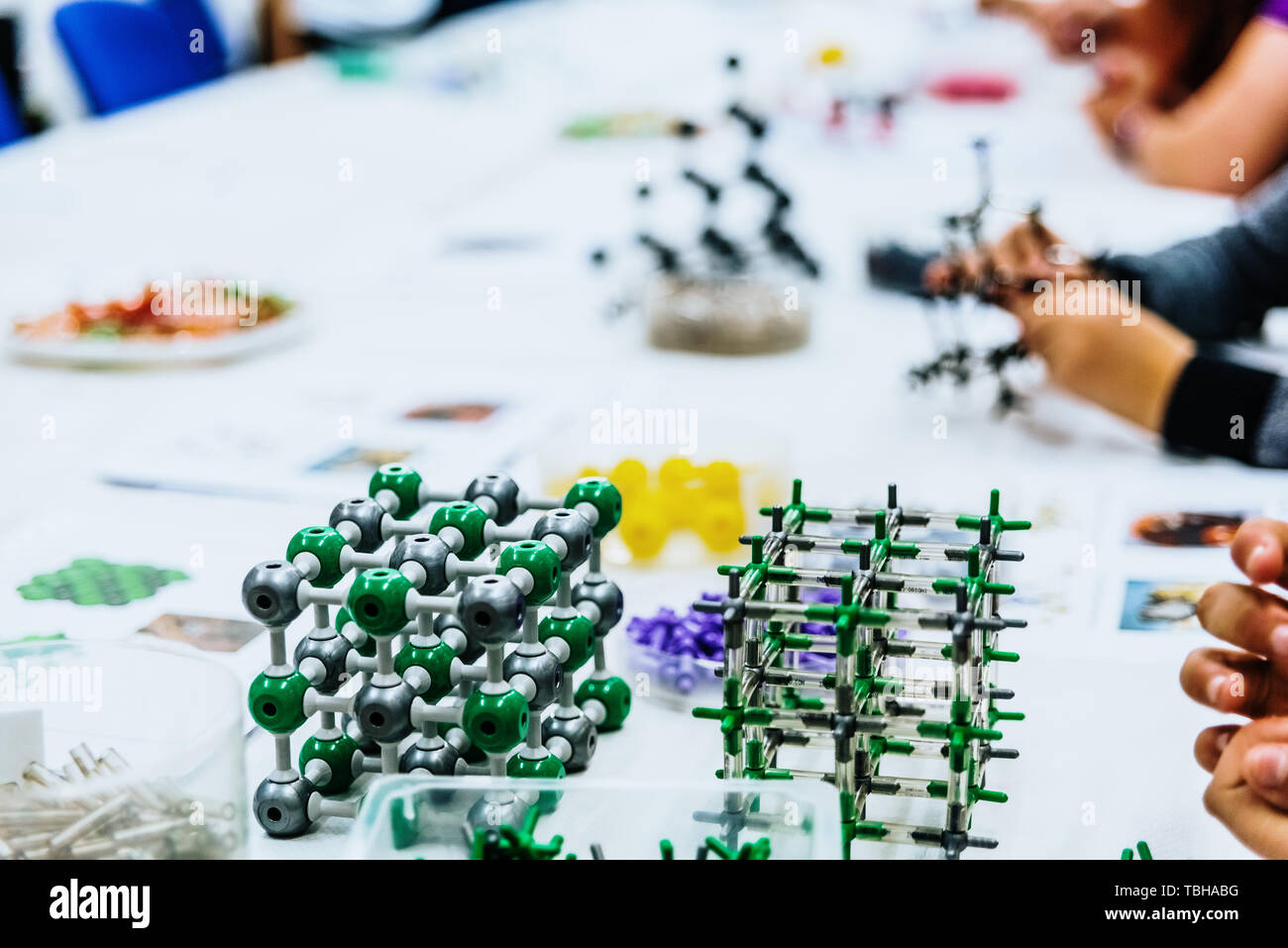 Gruppo di studenti nella classe di biologia la creazione di modelli molecolari con giocattoli educativi. Foto Stock