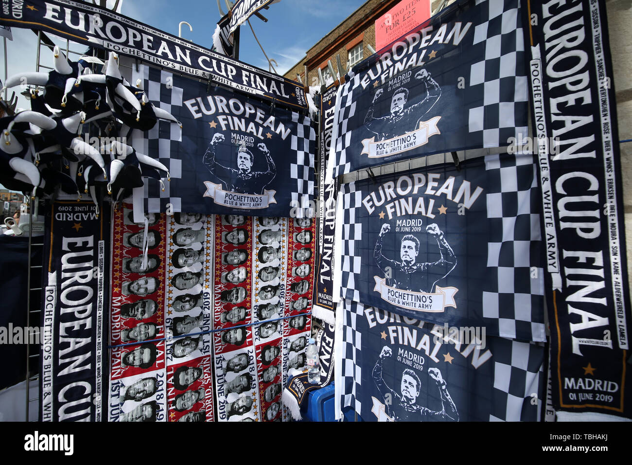 Una vista di merce in vendita vicino alla i muratori Pub di Londra, dove il Tottenham Hotspur ventole si guarda la finale di UEFA Champions League. Foto Stock