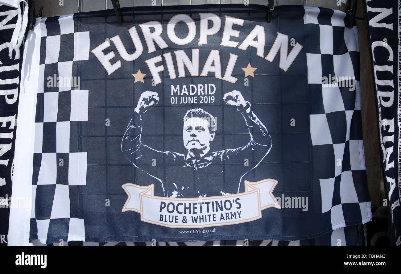 Una vista di merce in vendita vicino alla i muratori Pub di Londra, dove il Tottenham Hotspur ventole si guarda la finale di UEFA Champions League. Foto Stock