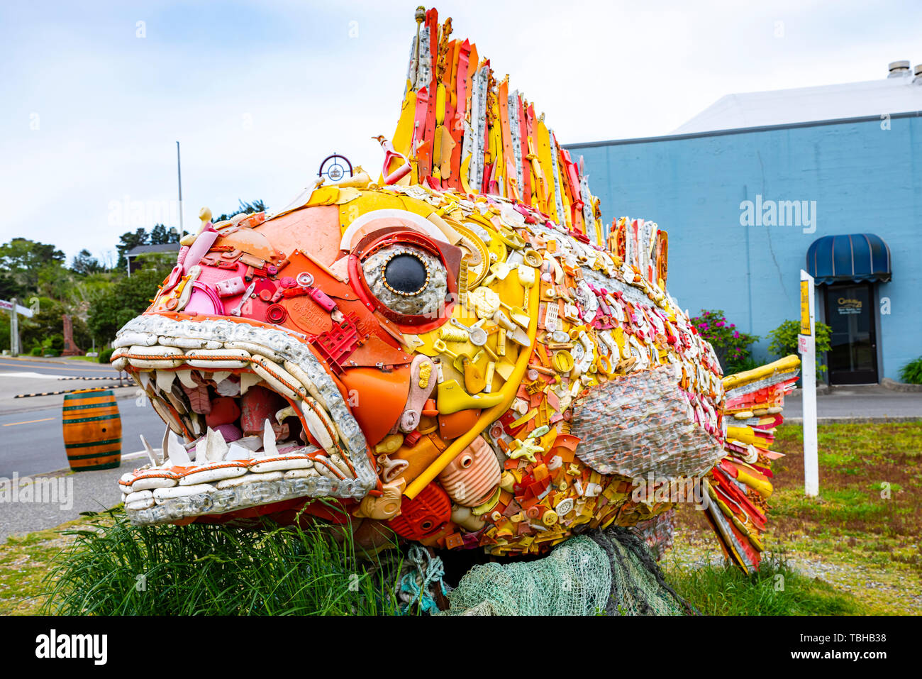 Henry il pesce in materiale plastico riciclato si è incagliata nella Città Vecchia Bandon. Bandon, Oregon Foto Stock