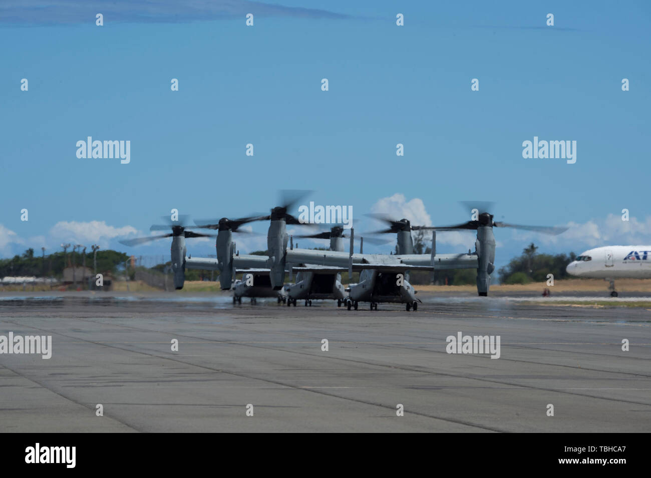 Tre MV-22 Asprì assegnato al mezzo squadrone Tiltrotor, terzo aeromobile marino ala, da Marine Corps Air Station Miramar, California, hanno partecipato a una marcia di avanzamento esercizio operativo su base comune Harbor-Hickam perla, Hawaii, 12 maggio 2019. Aviosuperficie di Hickam supportato NEGLI STATI UNITI Marine Corps attività di formazione per migliorare le capacità di combattimento in tutto l'Indo-Pacifico regione. (U.S. Air Force foto di Tech. Sgt. Heather Redman) Foto Stock