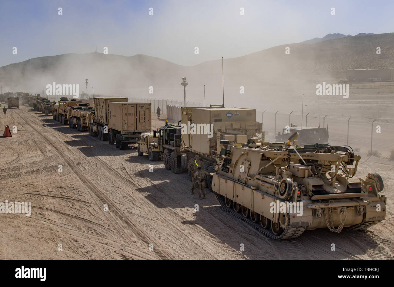 Più di 2.000 veicoli militari di supportare più unità come si muovono in campo per i prossimi quindici giorni di esercizio presso il Centro Nazionale di Allenamento (NTC) in Fort Irwin, California, 31 maggio 2019. La logistica dietro questi movimenti prendere giorni per pianificare ed eseguire. Un mese-lungo la rotazione NTC fornisce più di 4 mila membri di servizio da 31 membri, incluse le unità da 13 Guardia Nazionale degli stati e dei territori con un addestramento realistico per migliorare il loro combattimento, il sostegno e il supporto funzionalità. (Foto di Cpl. Alisha Grezlik, 115Mobile degli affari pubblici distacco) Foto Stock