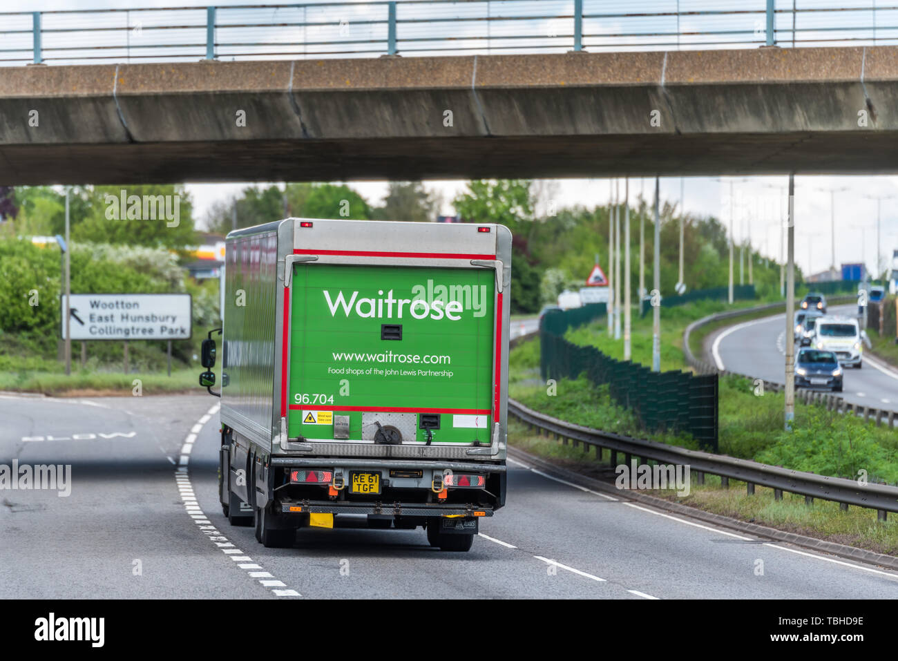 Northampton, Regno Unito - 10 Maggio 2019: waotrose box carrello su autostrada del regno unito in movimento veloce Foto Stock