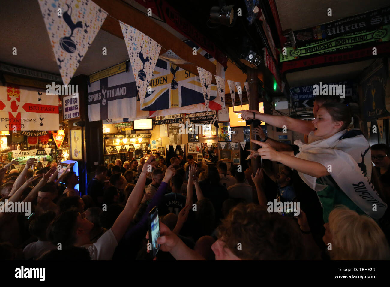 Tottenham Hotspur tifosi guardare la finale di UEFA Champions League al Muratori Pub di Londra. Foto Stock