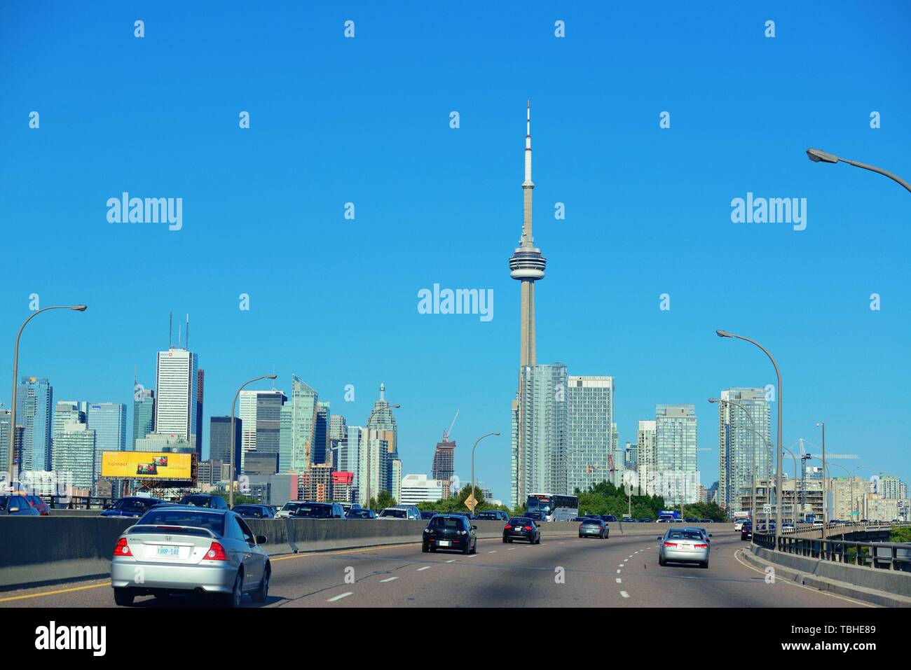 TORONTO, Canada - 3 luglio: Toronto autostrada con cityscape il 3 luglio 2012 a Toronto in Canada. Toronto con la popolazione di 6M è il capoluogo di provincia di Ontario e la città più grande del Canada. Foto Stock