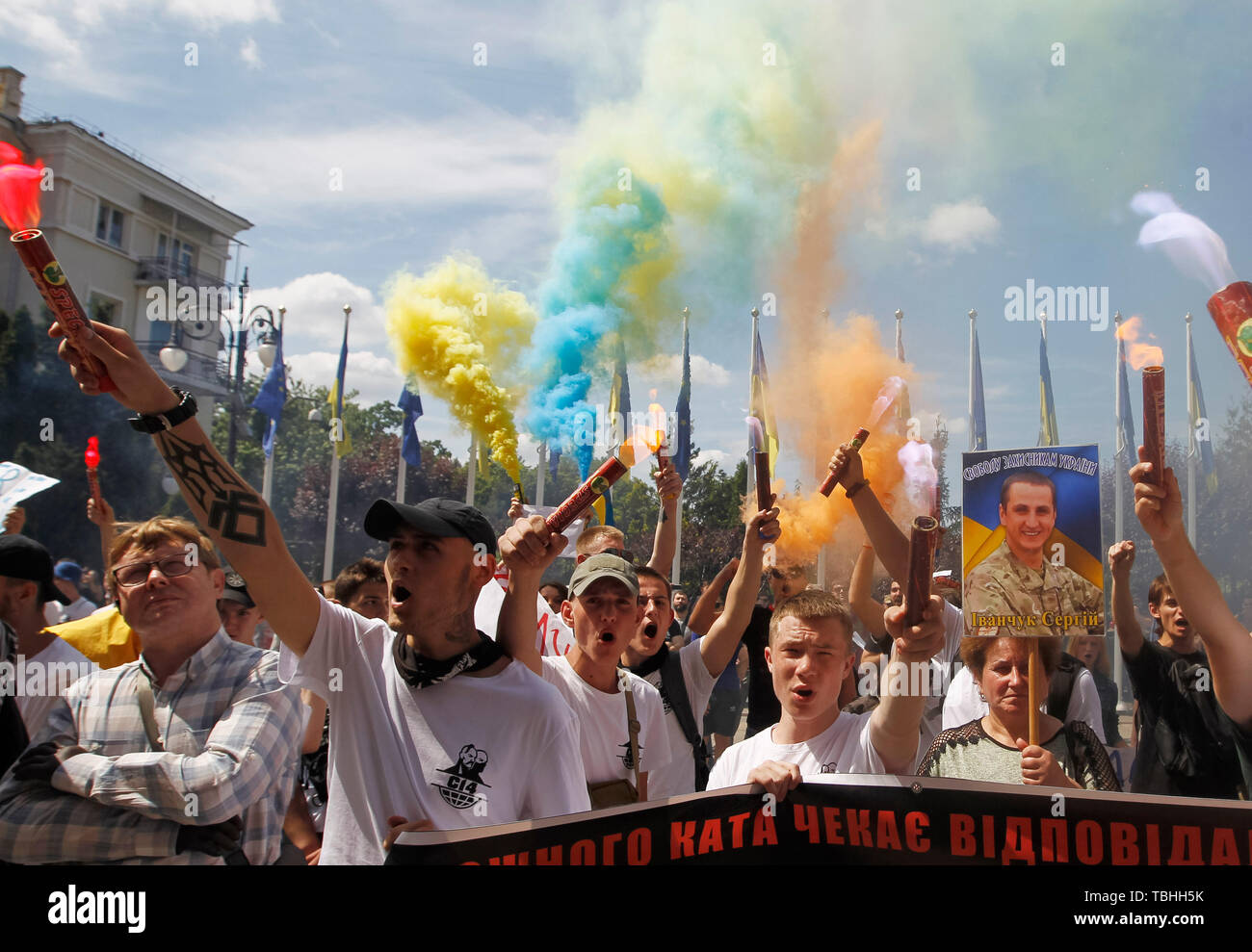 Gli attivisti masterizzare flares durante la libertà ai prigionieri del Cremlino di marzo a Kiev. Gli attivisti e parenti degli ucraini, che erano stati catturati e condannati dalla Russia la domanda la potenza ucraino e il presidente ucraino Volodymyr Zelensky per aumentare i loro sforzi di rilascio di prigionieri ucraino imprigionato in Russia, la Crimea e nel controllo da parte della pro-russo separatisti in Ucraina orientale. Secondo attivisti, 250 incarcerati gli ucraini prigionieri in totale: 98 ucraino prigionieri politici del Cremlino, 120 militare ucraino e prigionieri civili a est di Ucraina, 24 marinai ucraino Foto Stock