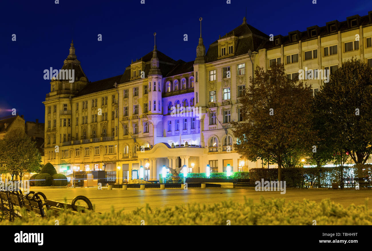 Vista notturna di magnifical edificio dell'hotel nel centro della città ungherese di Debrecen Foto Stock