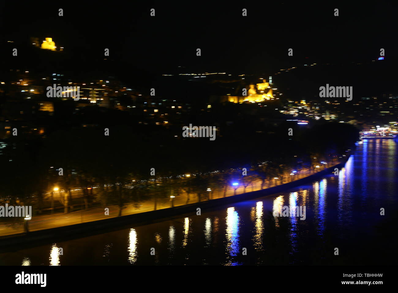 In Georgia Tblisi la vista della città vicino al fiume e architettura antica nella notte la sfocatura e rumore Foto Stock