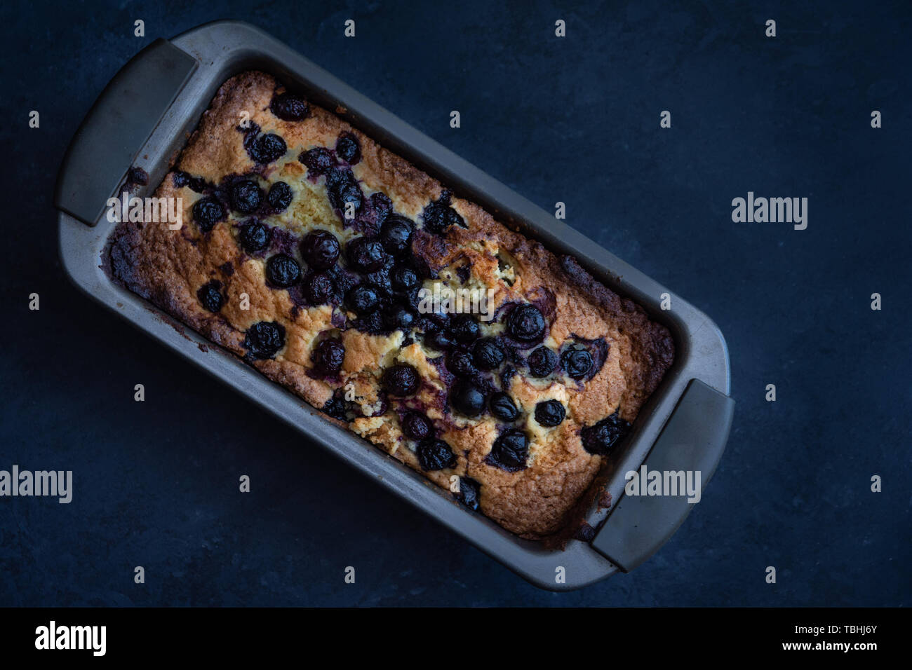 Fatta in Casa focaccia di mirtilli la torta nella teglia su uno sfondo scuro Foto Stock