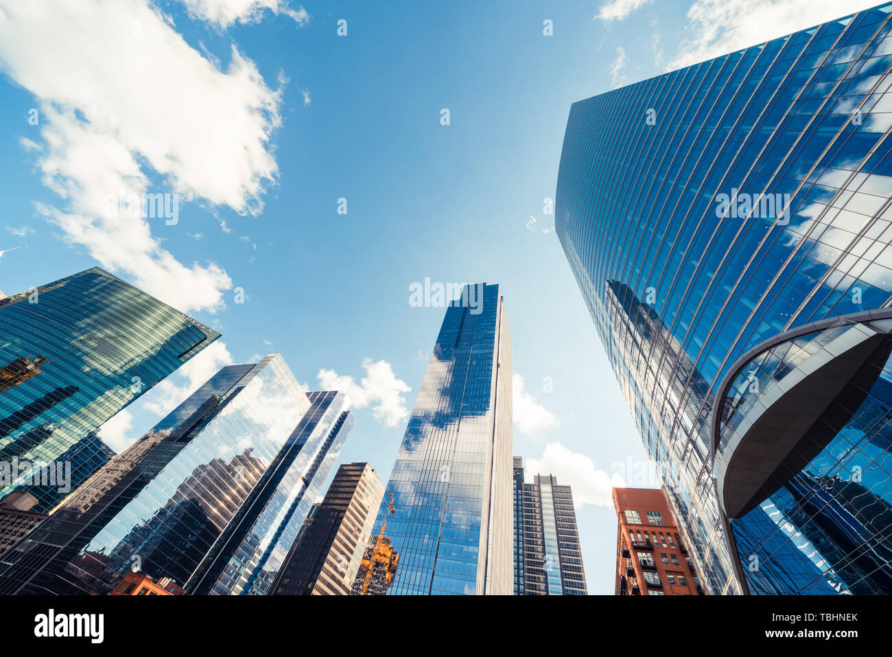 Moderni edifici a torre o grattacieli nel distretto finanziario con il cloud sulla giornata di sole in Chicago STATI UNITI D'AMERICA. Industria edile, business enterprise concept Foto Stock