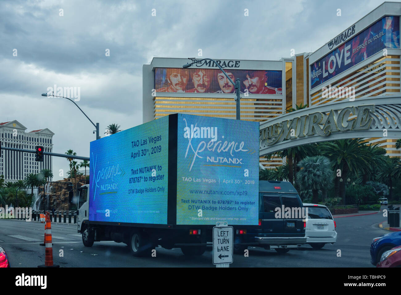 Las Vegas, Apr 28: carrello con pubblicità commerciale su strada con Mirage casino come sfondo il Apr 28, 2019 a Las Vegas, Nevada Foto Stock