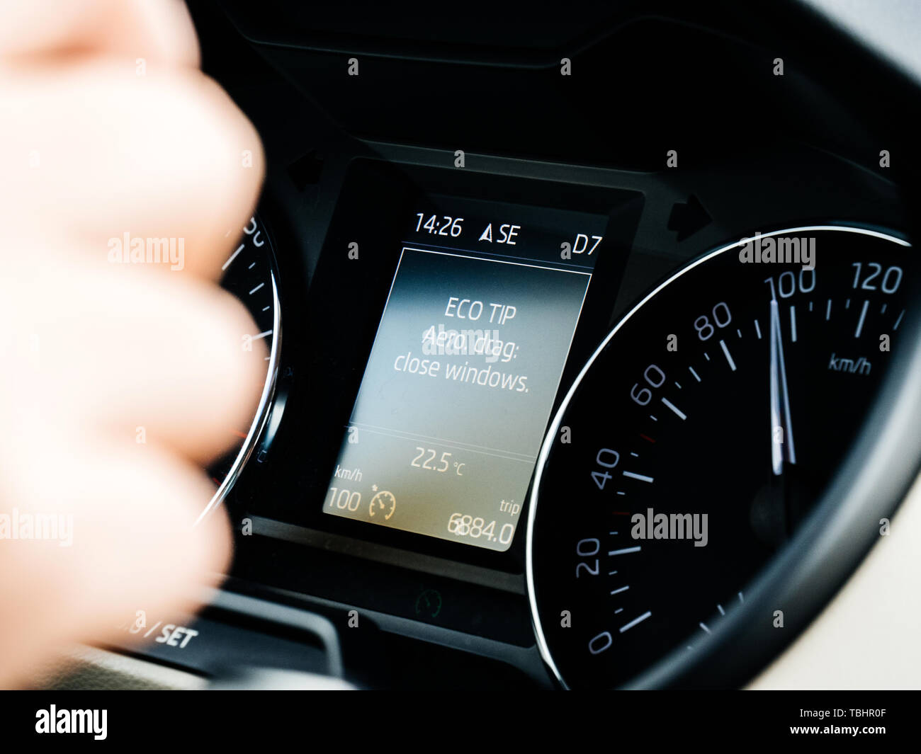 Intelligent auto moderna segnale sul cruscotto digital display dot-matrix - ECO SUGGERIMENTO: Aero trascinare, chiudere Windows Foto Stock