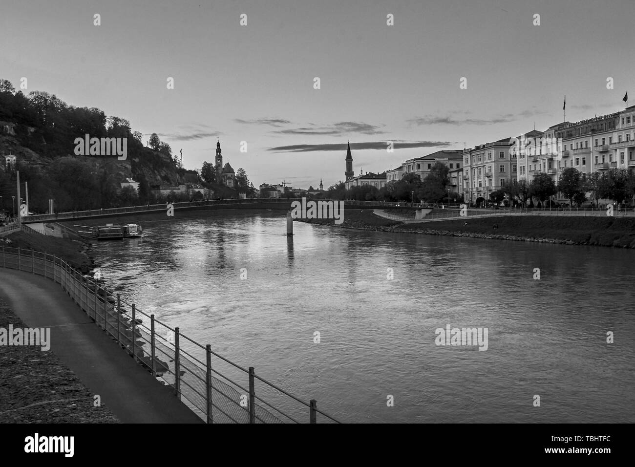 Splendida vista sullo skyline di Salisburgo con il Festung Hohensalzburg e il fiume Salzach in estate, a Salisburgo Salzburger Land, Austria Foto Stock