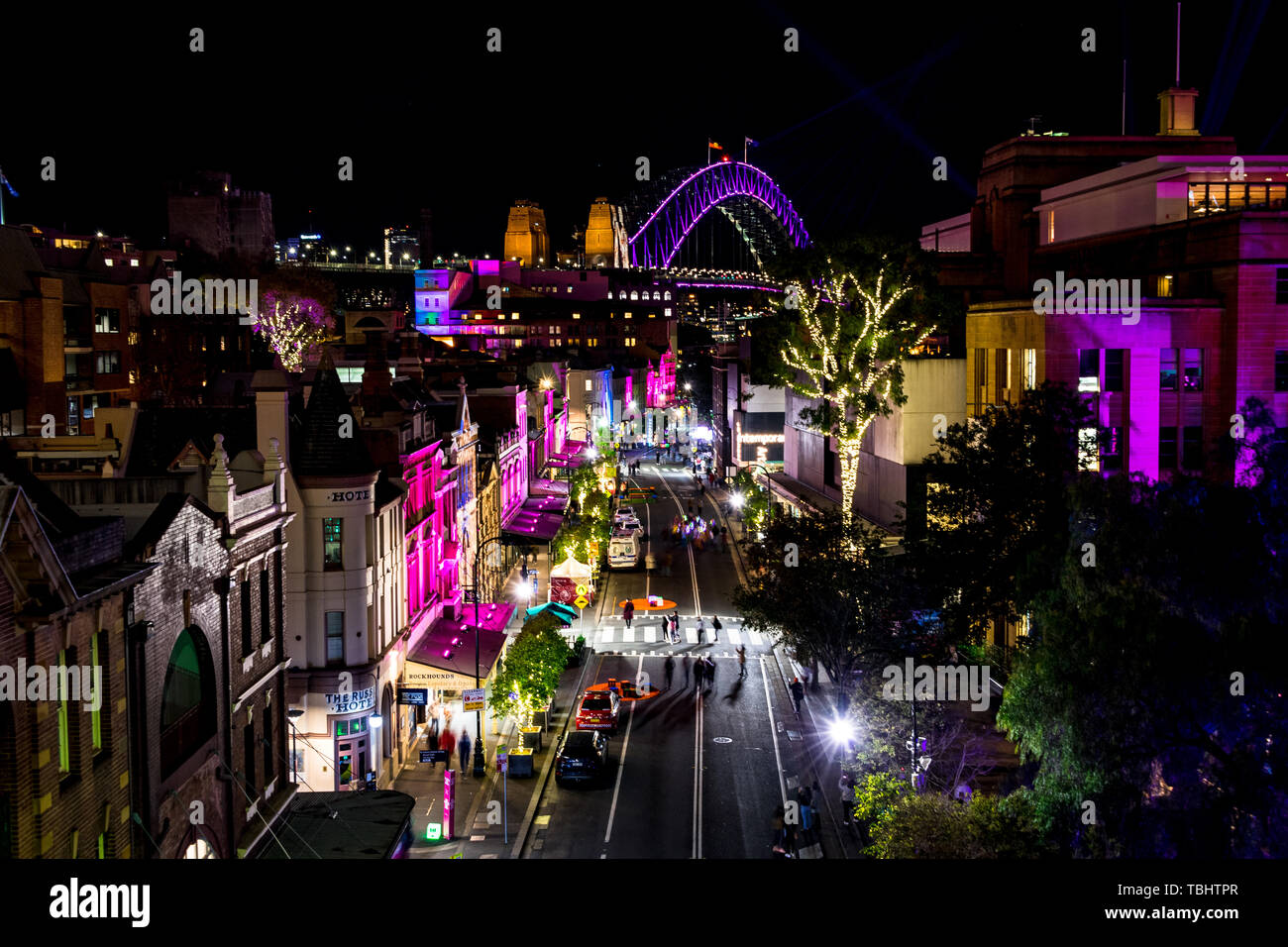 Sydney's area Rocks su George Street di notte durante il festival della luce vivida. Foto Stock