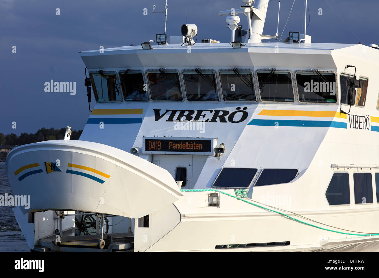 Imbarcazione per pendolari Viberö (Waxholmsbolaget) a Karlsudd, vicino a Vaxholm, Svezia Foto Stock