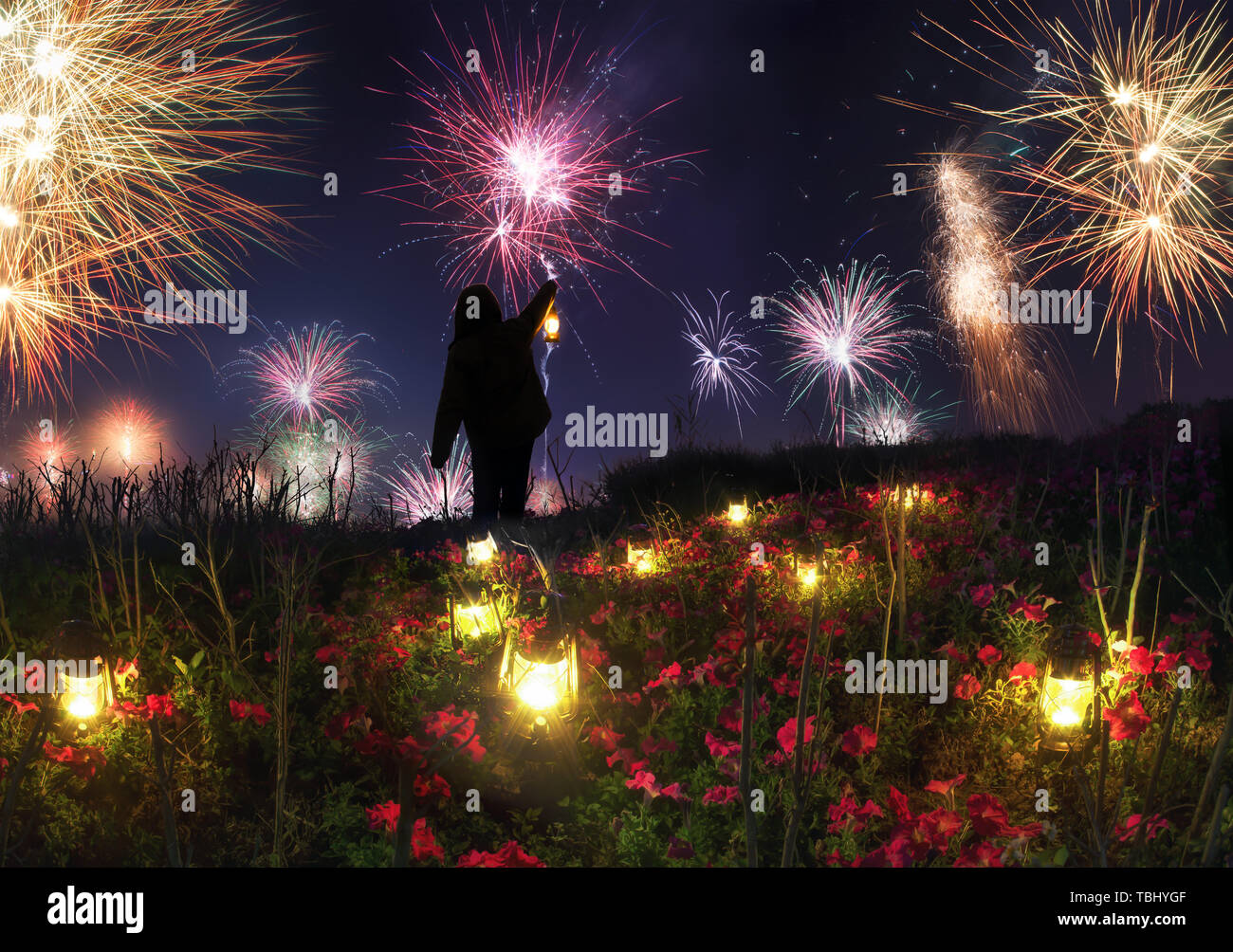 Sogno, bellissimo campus di notte e ombrose strade sotto la pioggia Foto Stock