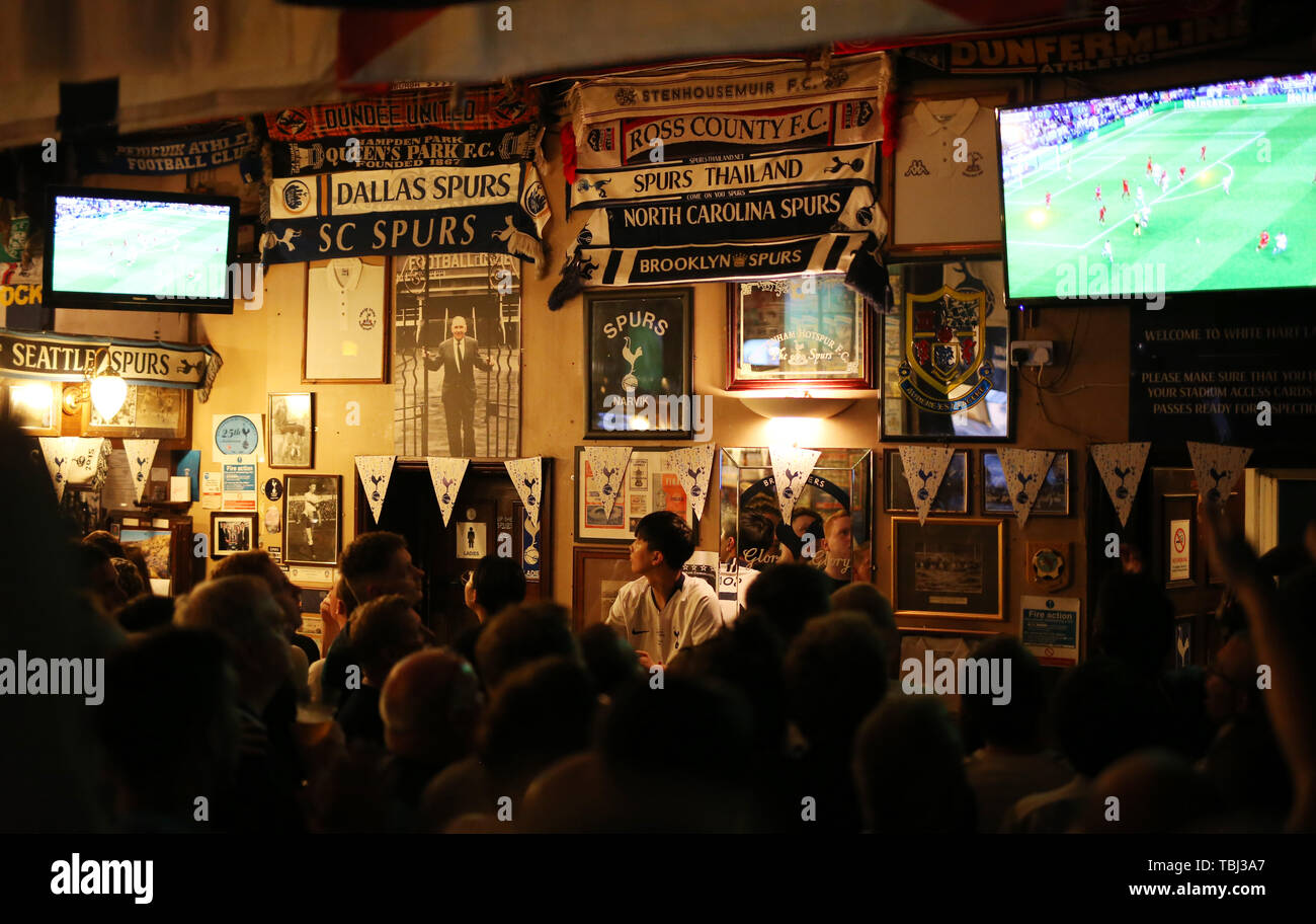 Tottenham Hotspur tifosi guardare la finale di UEFA Champions League al Muratori Pub di Londra. Foto Stock