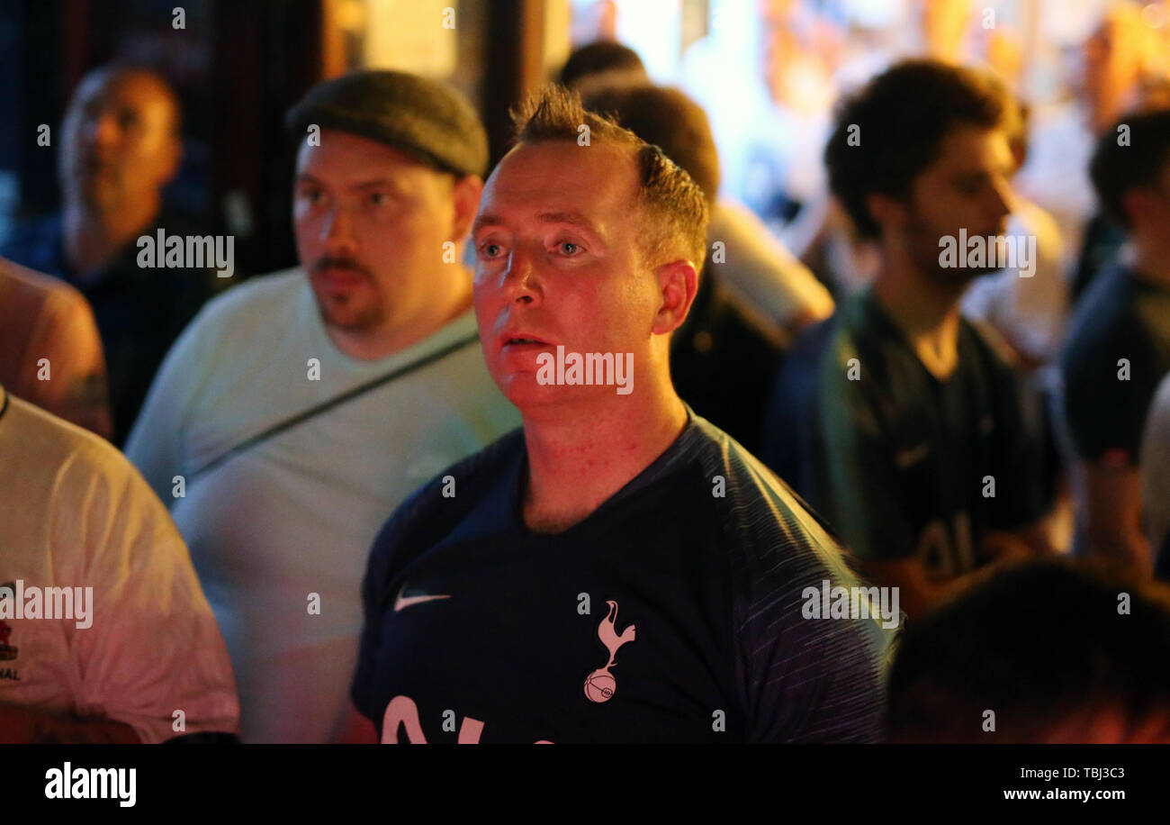 Tottenham Hotspur tifosi guardare la finale di UEFA Champions League al Muratori Pub di Londra. Foto Stock