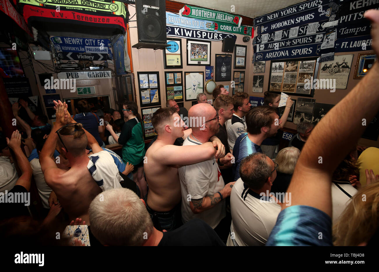 Tottenham Hotspur tifosi guardare la finale di UEFA Champions League al Muratori Pub di Londra. Foto Stock