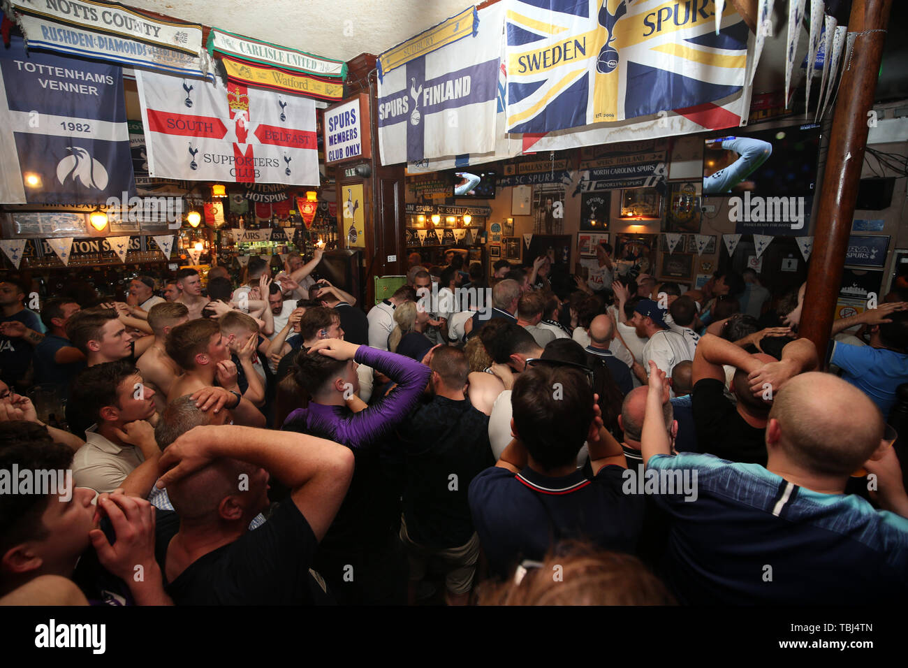 Tottenham Hotspur fans sguardo sconsolato dopo Liverpool cliente loro secondo obiettivo come si guarda la finale di UEFA Champions League al Muratori Pub di Londra. Foto Stock