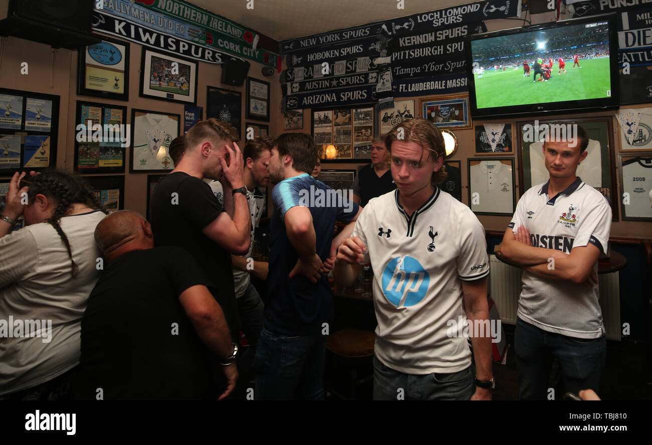 Tottenham Hotspur fans sguardo sconsolato dopo aver guardato la finale di UEFA Champions League al Muratori Pub di Londra. Foto Stock
