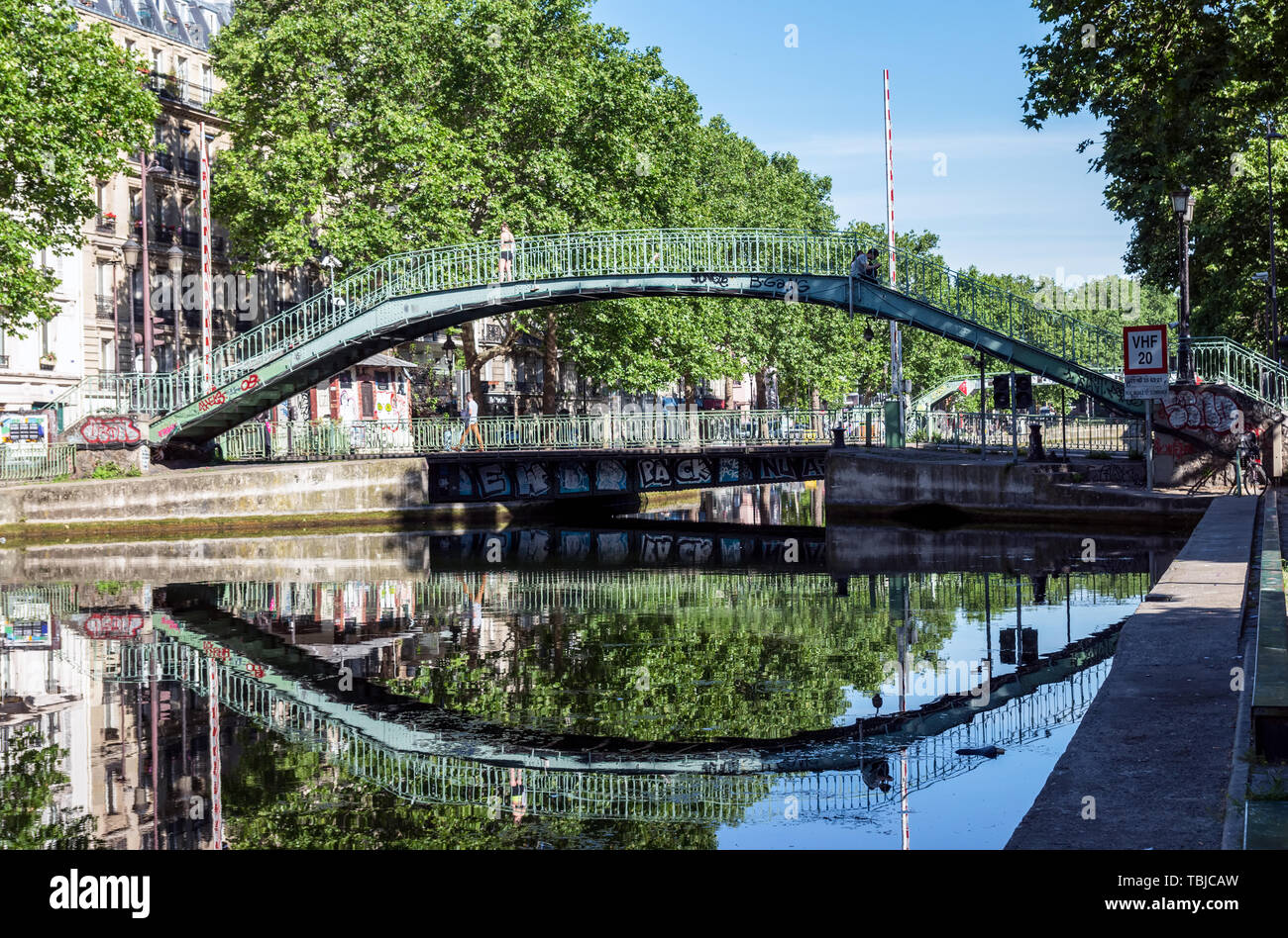 Ponte sul Canal Saint-Martin a Parigi Foto Stock