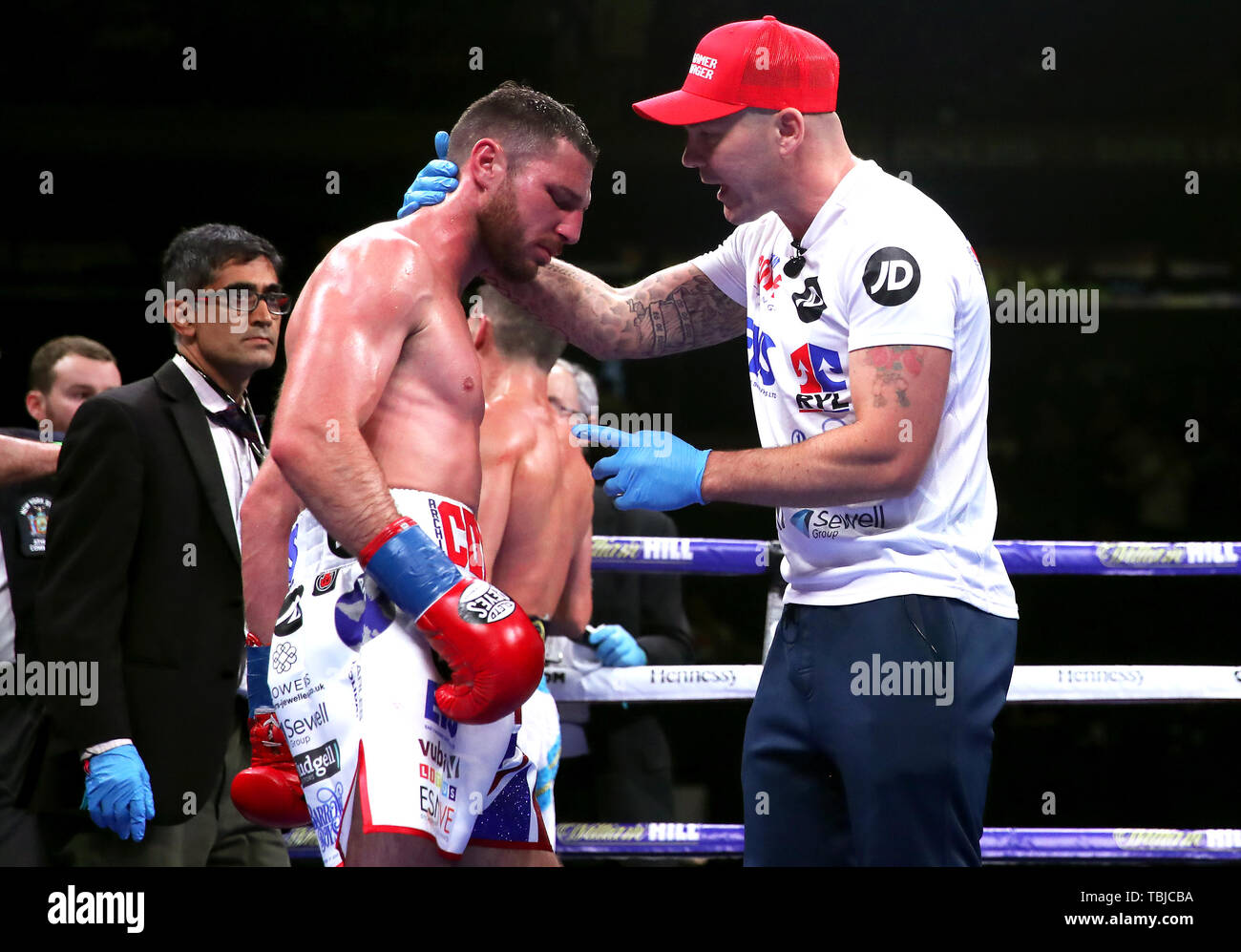 Tommy Coyle (sinistra) parla per il trainer Jamie Moore durante il WBO Super-Lightweight internazionale titolo al Madison Square Garden di New York. Foto Stock