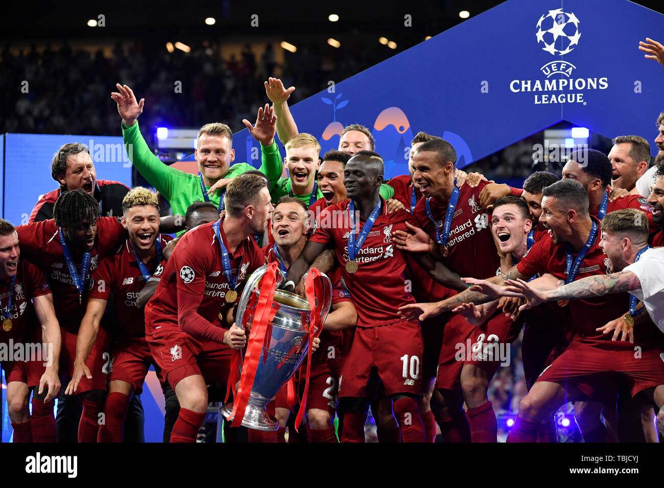 Madrid, Spagna. Dal 01 Giugno, 2019. Liverpool i giocatori di celebrare con il trofeo al termine della finale di UEFA Champions League match tra Tottenham Hotspur e Liverpool a Wanda Metropolitano Stadium, Madrid, Spagna il 1 giugno 2019. Foto di Giuseppe mafia. Credit: UK Sports Pics Ltd/Alamy Live News Foto Stock