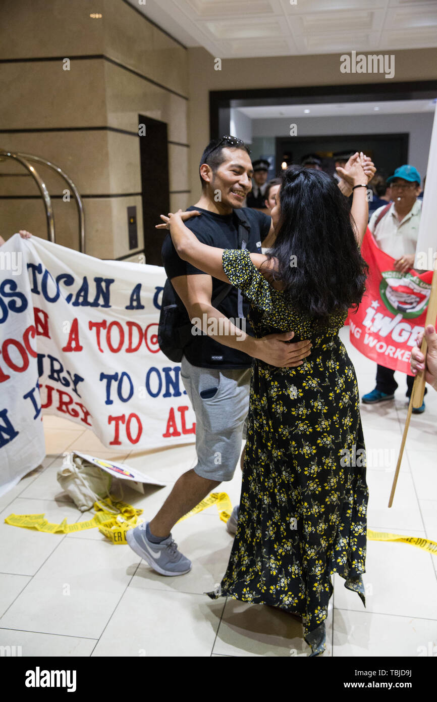 Londra, Regno Unito. 1 Giugno, 2019. Membri del Regno voci del mondo (UVW) e lavoratori indipendenti di Gran Bretagna (IWGB) grassroots sindacati protestano all'interno del Double Tree Hotel Hilton in solidarietà con un ex cleaner da cui i salari sono stati trattenuti. La protesta è stata precedentemente disposta per avere avuto luogo al di fuori di Chanel ma regime sono state modificate dopo la globale della catena di moda hanno accettato di pagare la sua pulitori di vivere a Londra trovato ai suoi negozi. Credito: Mark Kerrison/Alamy Live News Foto Stock