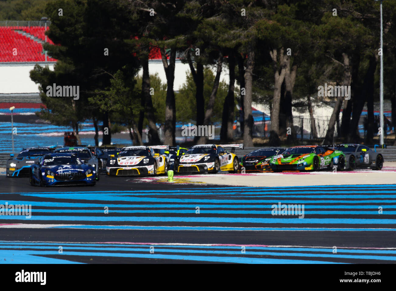 Le Castellet, Francia. Dal 01 Giugno, 2019. BLACK FALCON la Mercedes-AMG GT3 con driver Maro Engel, Luca Stolz & Yelmer Buurman conduce nella prima curva del primo giro durante il Blancpain GT Serie Endurance Cup al circuito del Paul Ricard, Le Castellet Francia il 1 giugno 2019. Foto di Jurek Biegus. Credit: UK Sports Pics Ltd/Alamy Live News Foto Stock