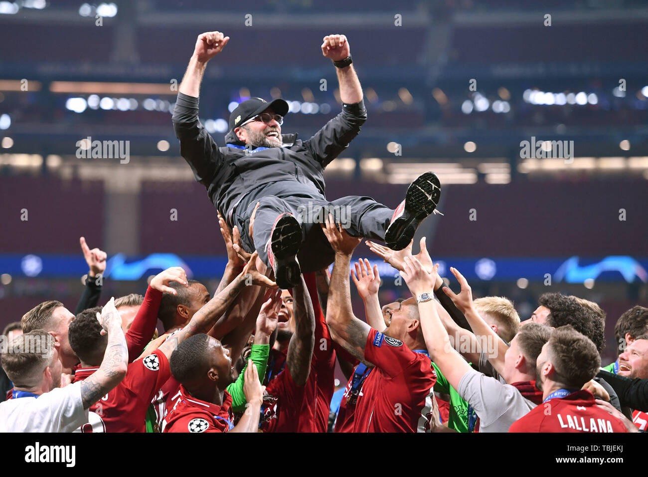 Madrid, Spanien. Dal 01 Giugno, 2019. Juergen KLOPP (pullman Liverpool) è lanciata dai suoi giocatori, lasciando andare le cose, giubilo, gioia, entusiasmo, finale il giubilo di fronte le ventole, i tifosi di calcio, cerimonia di premiazione, calcio finale di Champions League 2019/Tottenham Hotspur-Liverpool FC 0-2, stagione2018/19, il 01.06.2019, Stadio Wanda Metropolitano. | Utilizzo di credito in tutto il mondo: dpa/Alamy Live News Foto Stock