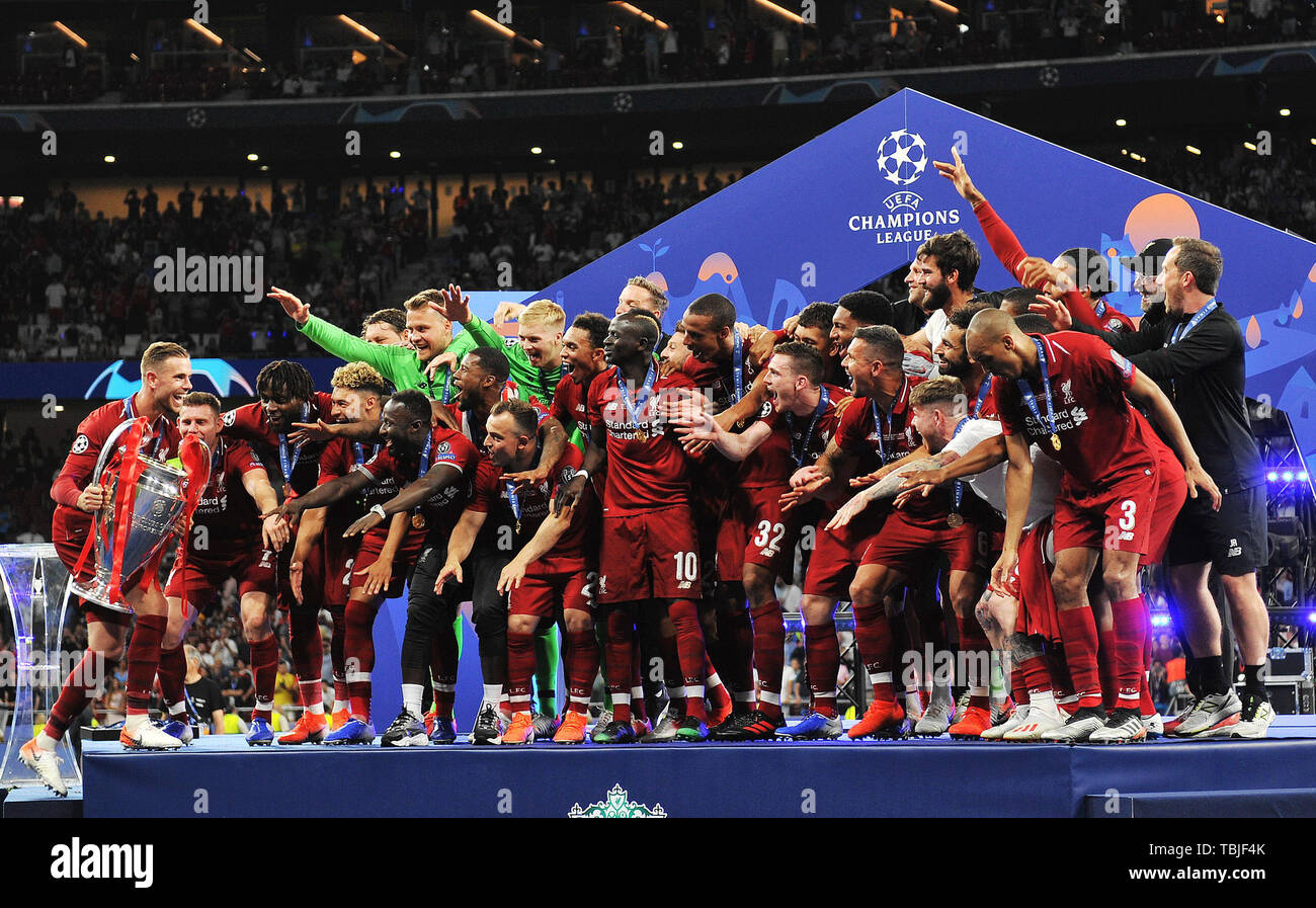 Madrid, Spagna. Il 1 giugno, 2019. I giocatori del Liverpool ricevere il trofeo del campionato sul podio dopo la finale di UEFA Champions League match tra due squadre inglesi Liverpool e Tottenham Hotspur di Madrid in Spagna, il 1 giugno 2019. Liverpool ha vinto 2-0 e rivendicato il campione. Credito: Guo Qiuda/Xinhua/Alamy Live News Foto Stock