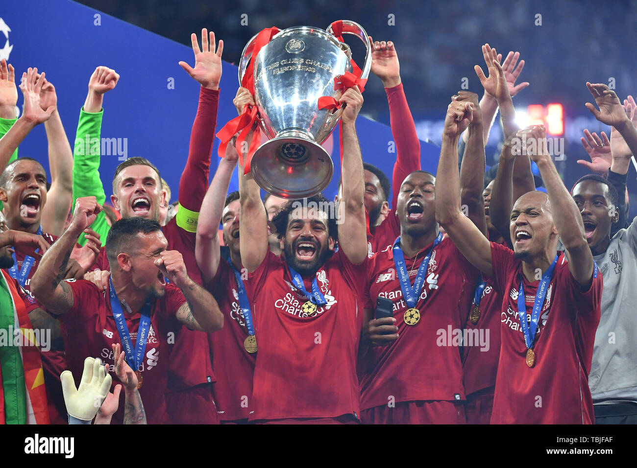 Madrid, Spanien. Dal 01 Giugno, 2019. Mohamed Salah (Liverpool), con il trofeo della Coppa, trofeo, giubilo, gioia, entusiasmo, foto del team, team, team foto del team. Cerimonia di premiazione. Il calcio finale di Champions League 2019/Tottenham Hotspur-Liverpool FC 0-2, stagione2018/19, al 01.06.2019, Stadio Wanda Metropolitano. | Utilizzo di credito in tutto il mondo: dpa/Alamy Live News Foto Stock