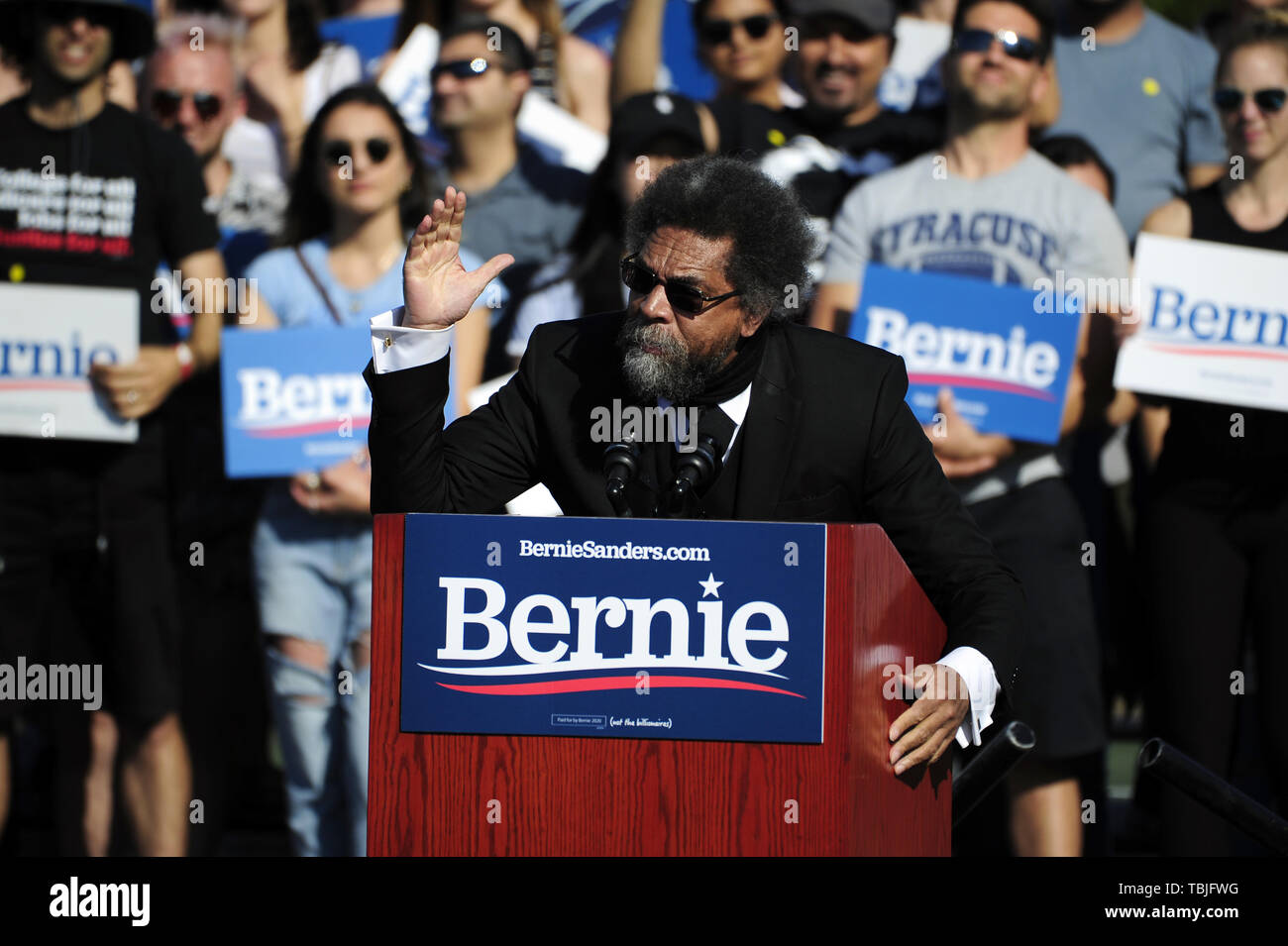 San Jose, CA, Stati Uniti d'America. Il 1 giugno, 2019. San Jose, CA, Stati Uniti - Il Dott. CORNEL WEST fired up la folla in San Jose davanti a noi il senatore Bernie Sanders è venuto sul palco. Credito: Neal acque/ZUMA filo/Alamy Live News Foto Stock