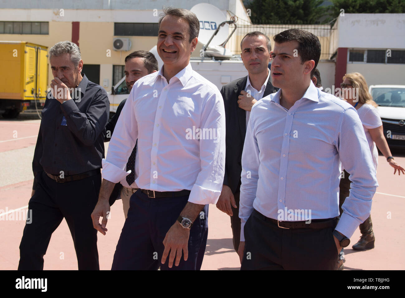 Atene, Grecia. 2 Giugno 2019. KYRIAKOS MITSOTAKIS, il conservatore nuova democrazia leader getta il suo voto sul secondo turno delle elezioni municipali. I Greci hanno votato per i sindaci e governatori regionali mentre elezioni parlamentari nazionali, dopo che il partito di governo SYRIZA la sconfitta nelle recenti elezioni del Parlamento europeo, sono in programma il 7 luglio 2019.© Nikolas Georgiou / Alamy Live News Foto Stock