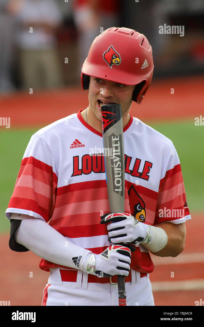 Louisville, KY, Stati Uniti d'America. 31 Maggio, 2019. Zach Britton di Louisville Cardinali vacche sul suo bat durante un NCAA regionale di Baseball a Jim Patterson Stadium di Louisville, KY. Kevin Schultz/CSM/Alamy Live News Foto Stock