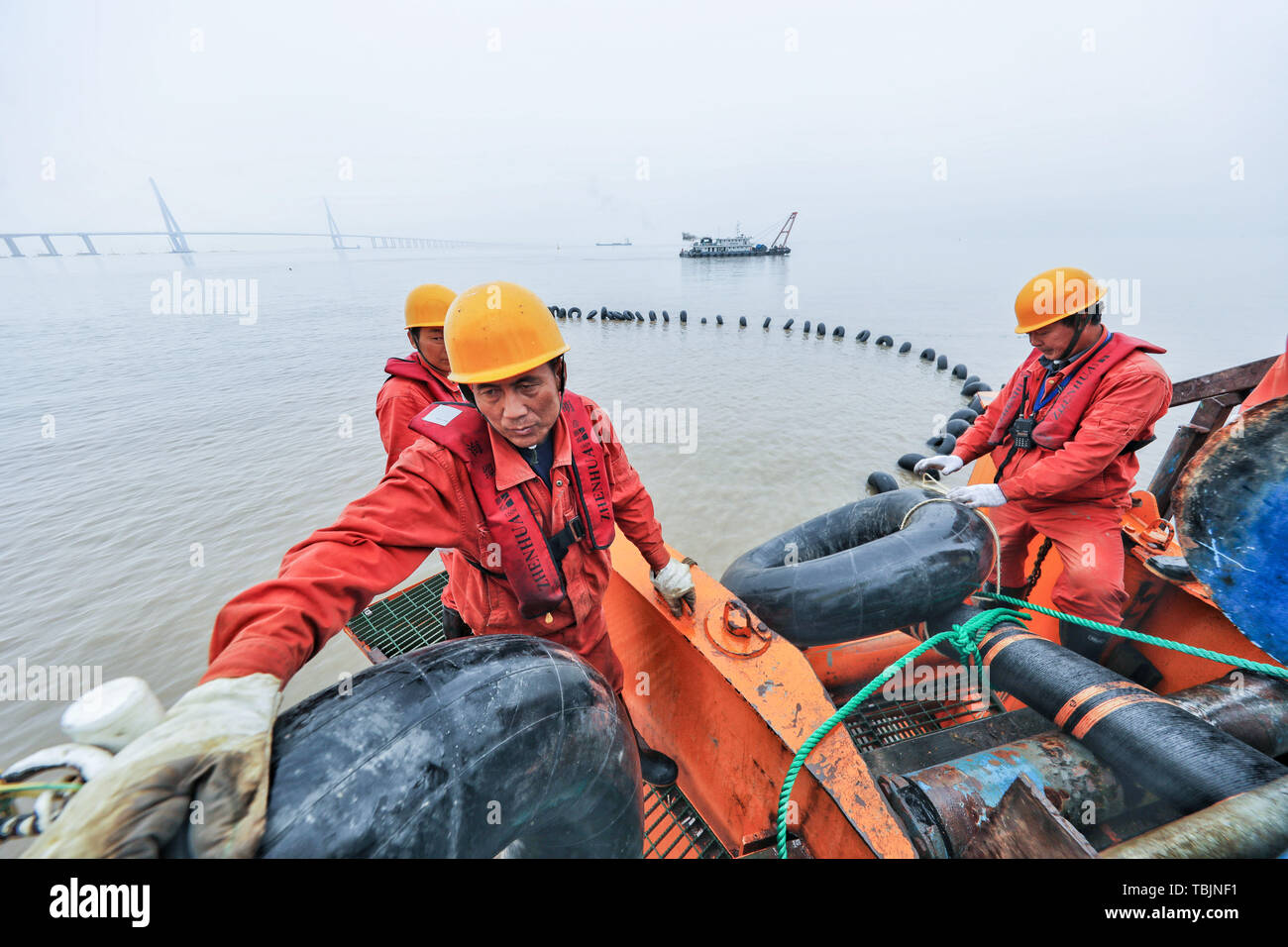 Zhoushan cinese della provincia dello Zhejiang. 2 Giugno, 2019. Lavoratori trainare l'ultima sezione del cavo sottomarino per la stazione terminale a Dapengshan isola in Zhoushan, est della Cina di Provincia dello Zhejiang, Giugno 2, 2019. Il cavo sottomarino costruzione ha completato la domenica. Credito: Xu Yu/Xinhua/Alamy Live News Foto Stock