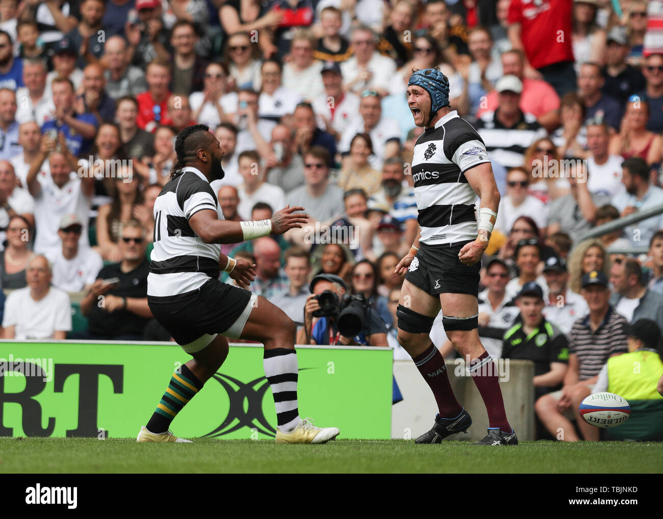 Twickenham, Londra, Regno Unito. 2 Giugno, 2019. Internazionale di Rugby, Inghilterra XV contro i barbari; James Horwill di barbari celebra il punteggio dopo una prova con Taqele Naiyaravoro di barbari Credit: Azione Plus immagini di sport/Alamy Live News Credit: Azione Plus immagini di sport/Alamy Live News Foto Stock