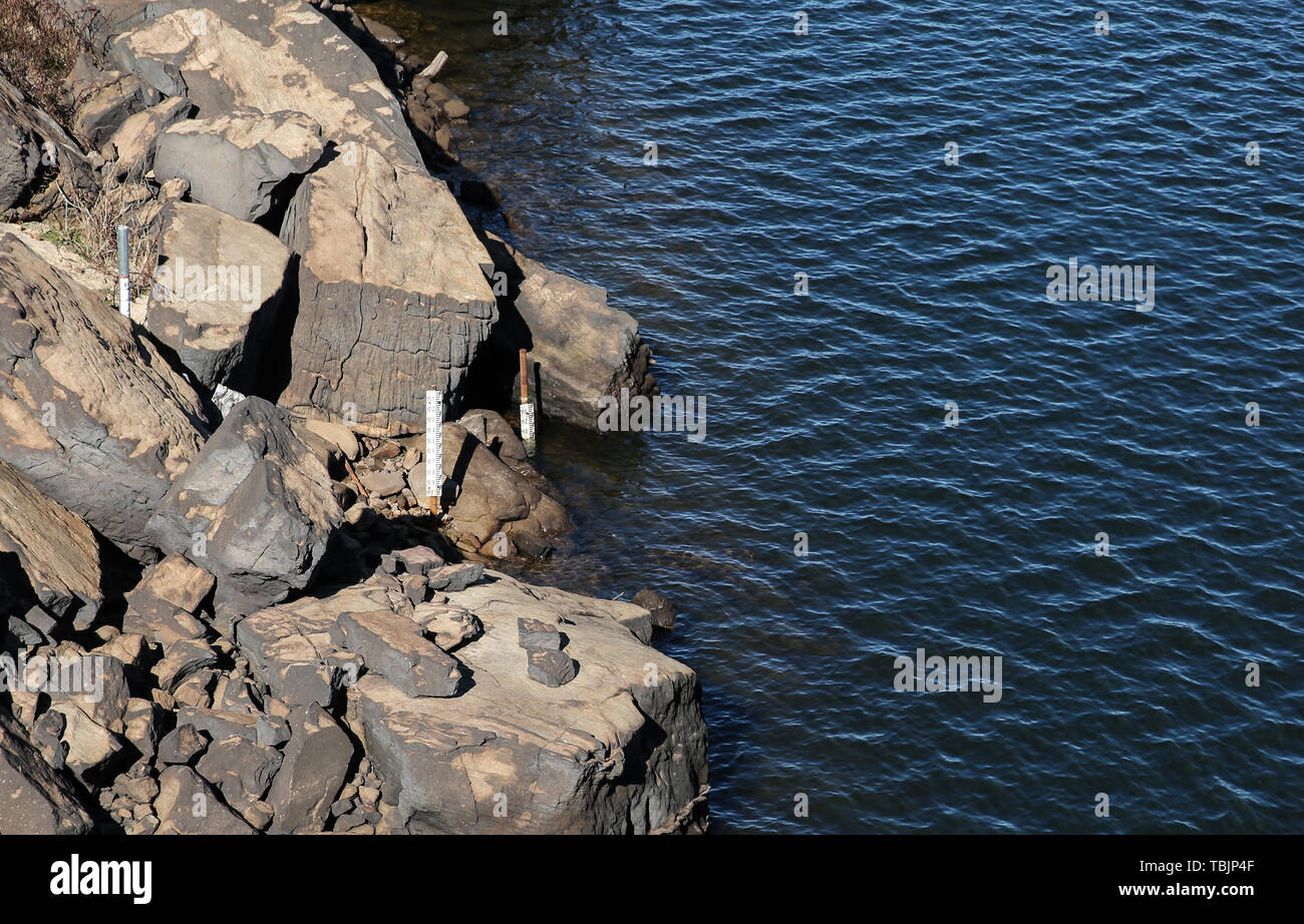 Sydney. 31 Maggio, 2019. Foto scattata il 31 Maggio 2019 mostra acqua di misuratori di livello del serbatoio di cataratta in Australia. Sydney reintrodotto acqua restrizioni di utilizzo la scorsa settimana come livelli di dam cadere verso il 50 percento della capacità. Credito: Bai Xuefei/Xinhua/Alamy Live News Foto Stock