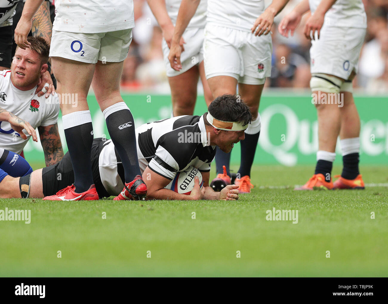 Twickenham, Londra, Regno Unito. 2 Giugno, 2019. Internazionale di Rugby, Inghilterra XV contro i barbari; Francois Louw di barbari dives in tutta la linea di credito di provare: Azione Plus immagini di sport/Alamy Live News Credit: Azione Plus immagini di sport/Alamy Live News Foto Stock